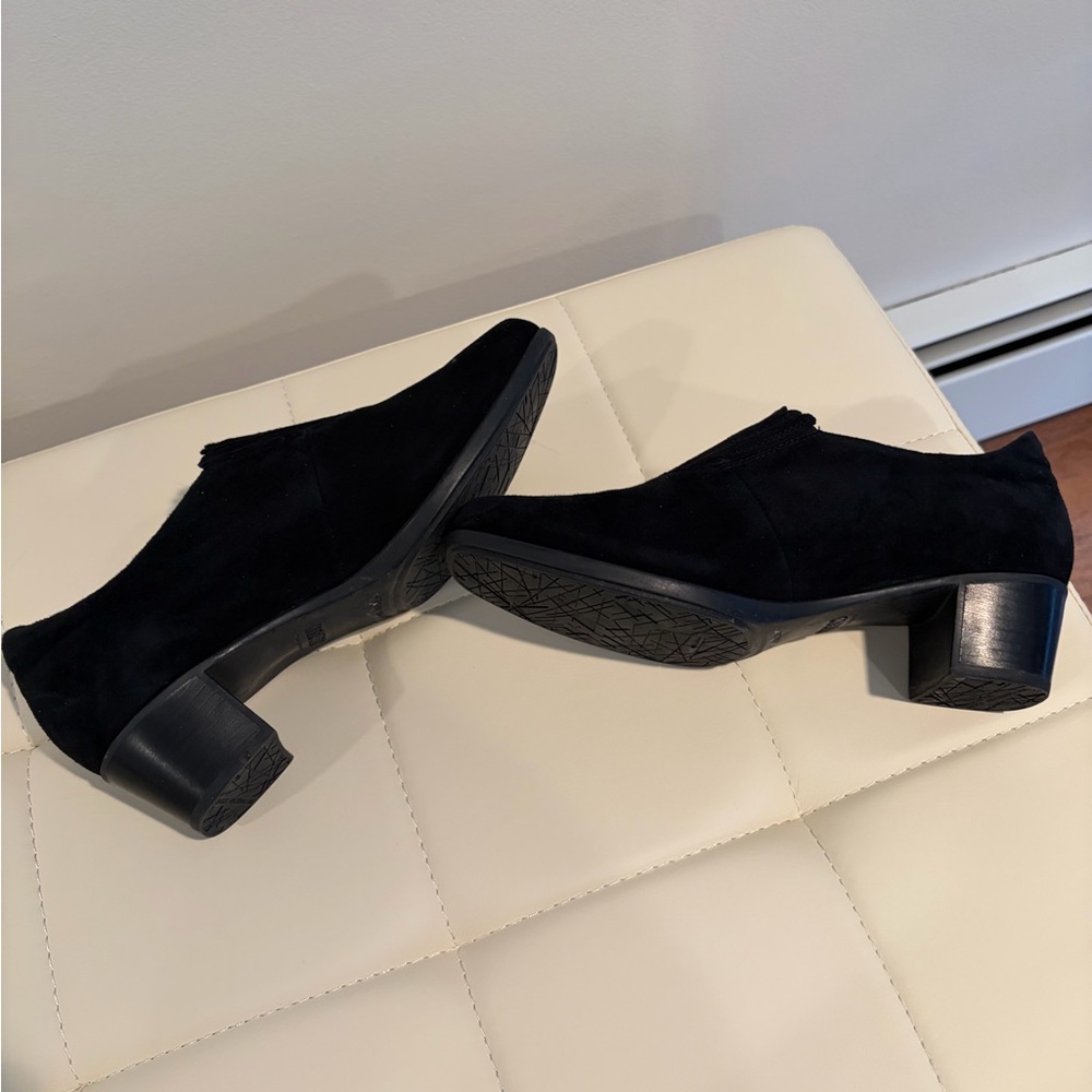 Munro black suede ankle booties - Picture 5 of 7